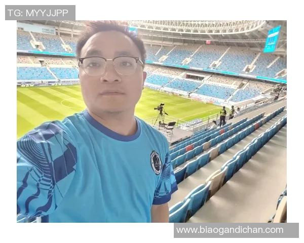 当足球明星意外现身街头引发粉丝狂欢和媒体热议的瞬间